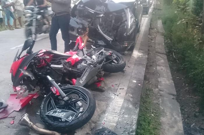 Kecelakaan antara Kawasaki Ninja 250 dan Daihatsu Xenia