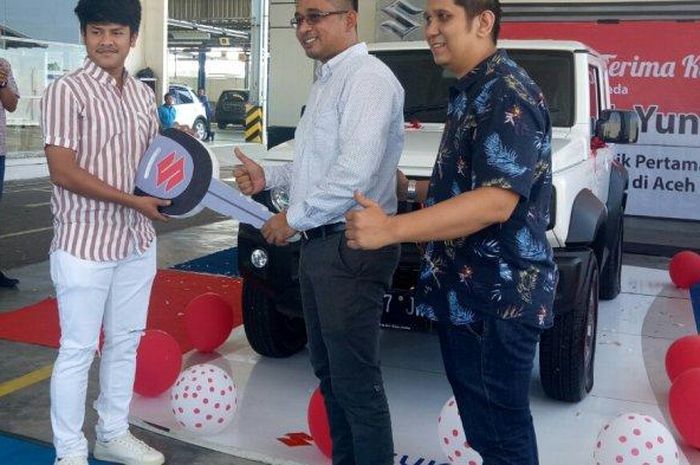 Suzuki Jimny baru diserahkan ke konsumennya di Aceh