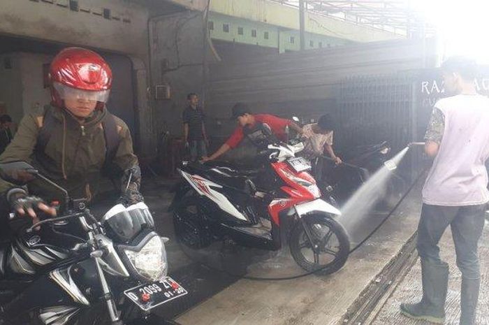 Tempat cuci motor Razzaaq yang pasang tarif cuma Rp 5.000