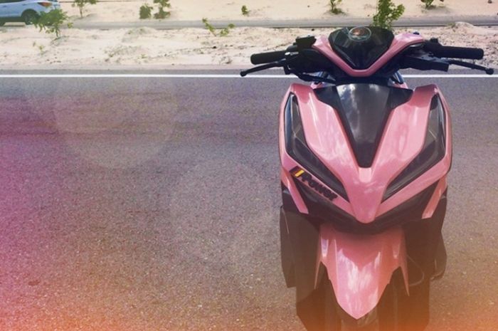 Honda Vario 150 tampil feminim pakai baju pink