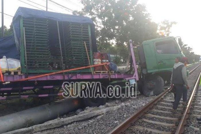 Truk trailer yang mengalami kecelakaan di Desa Pucuk Kecamatan Pucuk Lamongan, Kamis (8/8/2019). 
