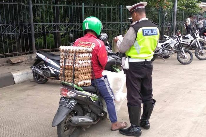 Ilustrasi penilangan motor roda dua yang angkut barang oleh Polisi.