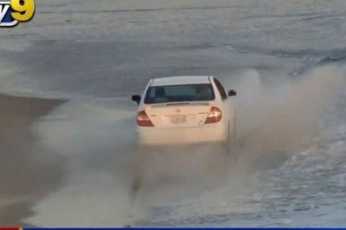 Toyota Camry putih yang dibawa kabur pencuri, terombang-ambing di lautan