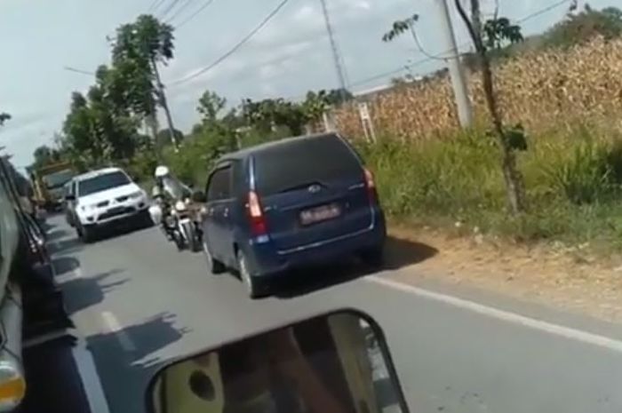 Daihatsu Xenia dipukul mundur Yamaha Scorpio yang ditunggangi polisi