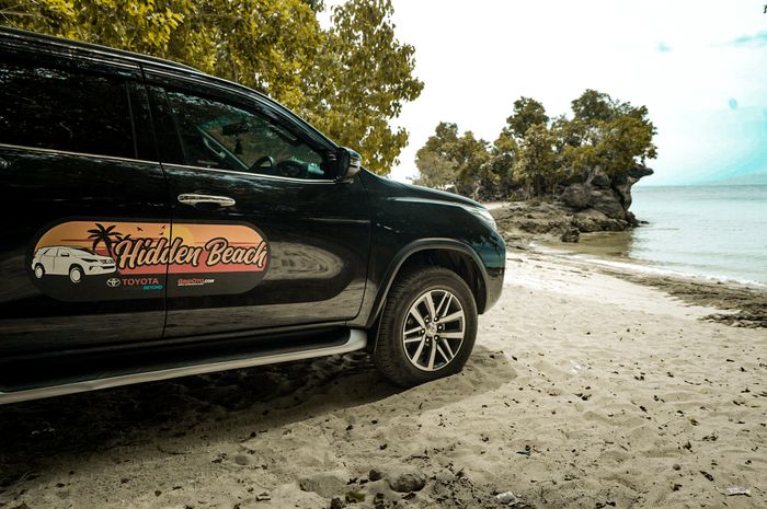 Toyota Fortuner berpose di Pantai Bambarano, Donggala, Sulawesi Tengah