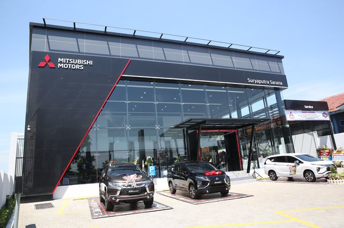 Tampak depan dealer pertama Mitsubishi Motors di Kabupaten Indramayu, Jawa Barat.
