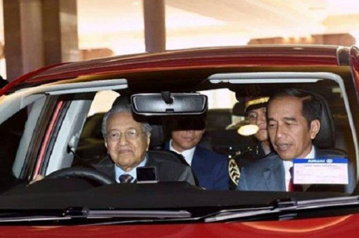 Presiden Jokowi disopiri PM Malaysia Mahathir Mohamad naik Proton
