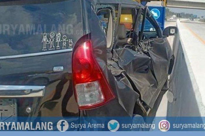 Mobil Toyota Avanza bernopol L 1854 MA ringsek akibat kecelakaan di Tol Pandaan-Malang KM 86/A, Kamis (8/8/2019).   