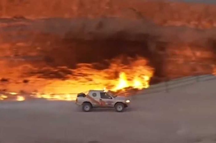 Mobil reli Presiden Turkmenistan sedang mengelilingi 'Gerbang Neraka'