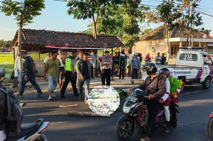 Polisi dan Warga saat mengevakuasi korban lakalatas di Jalan Veteran Barat, Carikan RT: 04 / RW: 04, Carikan Sukoharjo, Kamis (8/8/2019).  
