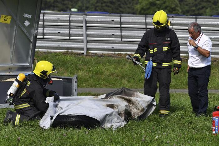 Motor MotoE milik Niki Tuuli terbakar di MotoE Austria dan berhasil dipadamkan oleh petugas pemadam kebakaran 