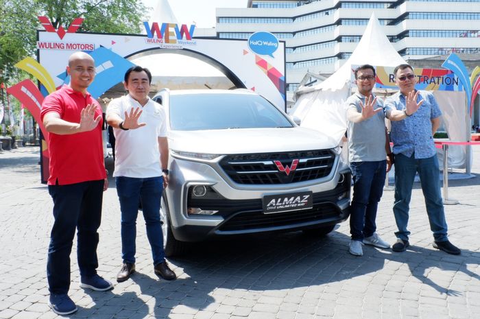 Manajemen Wuling Motors dan perwakilan PT Automobil Jaya Mandiri dalam kegiatan Wuling Experience Weekend Semarang.