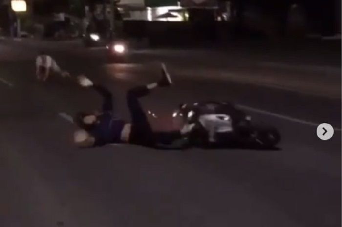 Seorang pengendara Vespa terjatuh setelah ditendang bule yang mengamuk di Bali