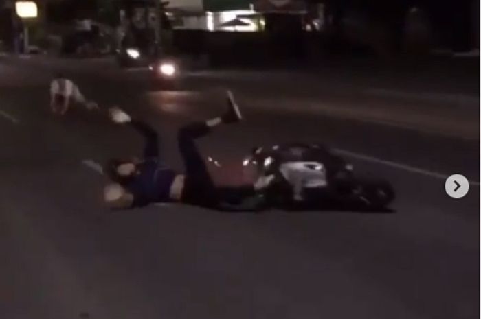 Seorang pengendara Vespa terjatuh setelah ditendang bule yang mengamuk di Bali