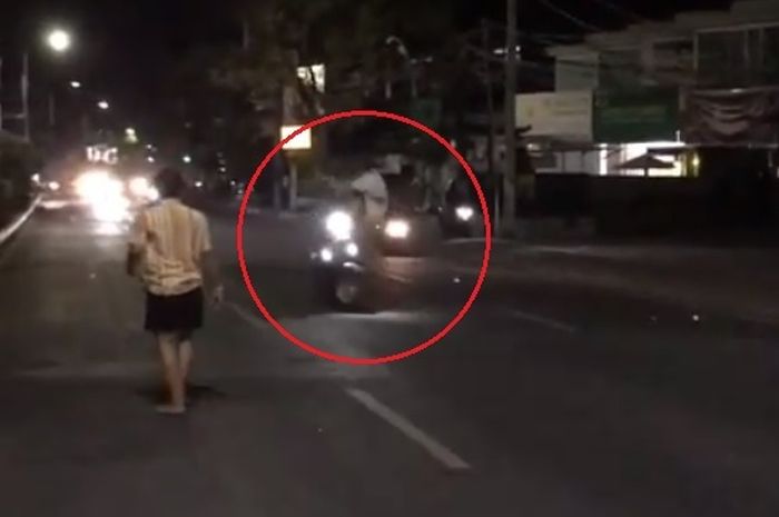 Biker Vespa kena tendangan kungfu bule mabuk