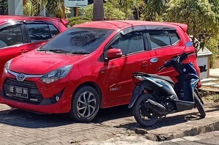 Toyota Agya merah tempat Brigadir PJ Bripka D menunggu salah satu istri sampai pistol yang dipegangnya meletus
