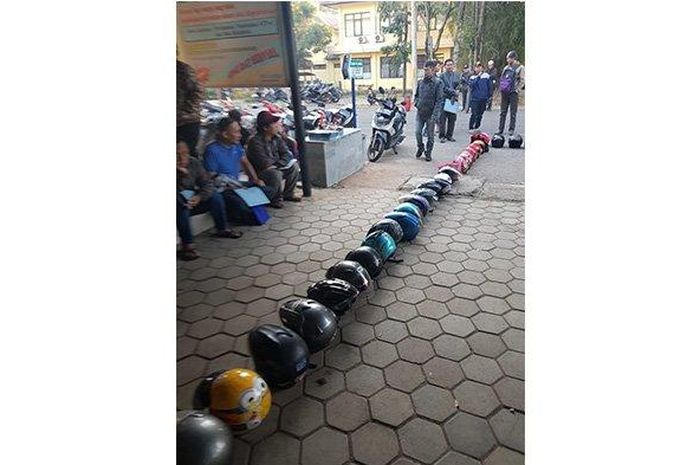 Antrean helm di Kantor Disdukcapil Kabupaten Bandung