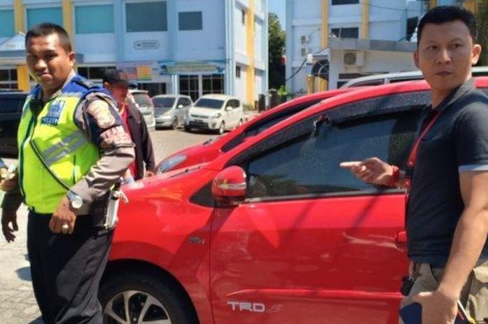 Toyota Agay merah awal mula peluru keluar lantas mengenai pinggang mahasiswa di Universitas Bandar Lampung