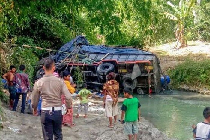 Warga dan polisi berkumpul di TKP truk masuk jurang di Dusun Sumbul Karo, Desa Palding Jaya Sumbul, Kecamatan Tiga Lingga, Kabupaten Dairi, Jumat (9/8/2019). 