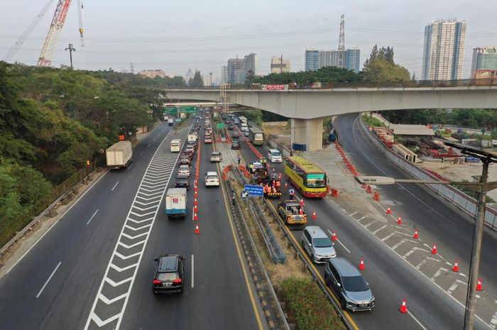 Suasana  Uji coba contraflow Jalan Tol Dalam Kota.