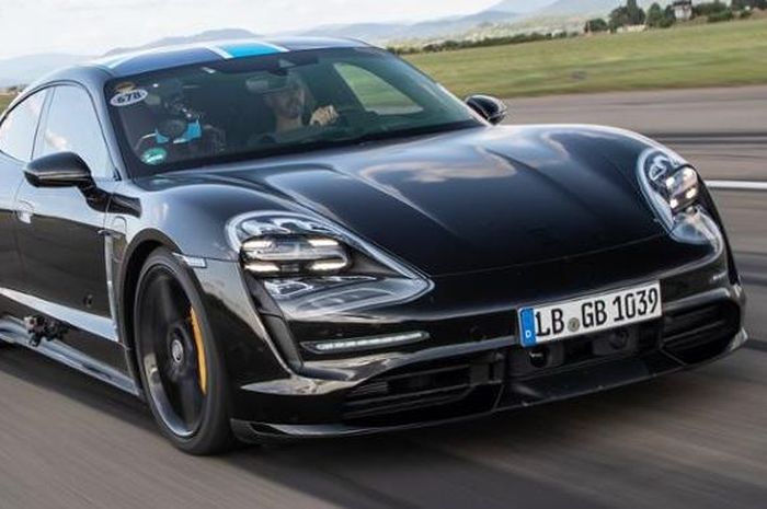Porsche akan keluarkan mobil baru bertenaga listrik dengan nama Porsche Taycan