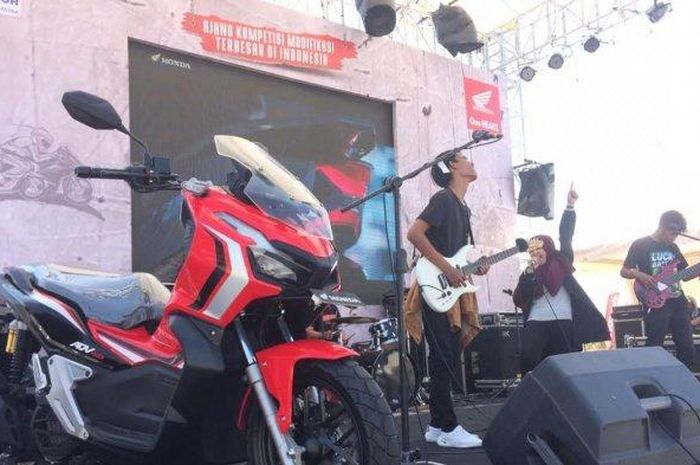 Skuto Honda ADV 150 turut naik ke panggung dalam acara Honda Modif Contest 2019 Makassar.