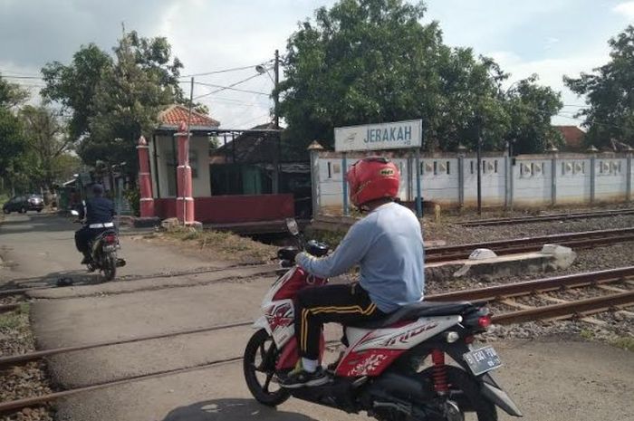 Ilustrasi perlintasan kereta tanpa palang pintu