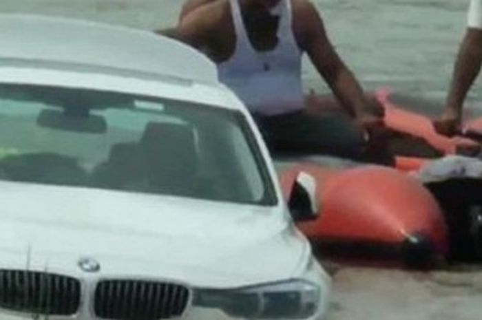 Kado mobil BMW putih yang diceburkan ke sungai oleh seorang pemuda dari Haryana, India.