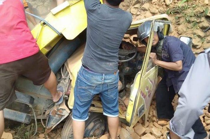 Kecelakaan tunggal truk di Tanjakan Mbah Singo RT 3 RW 10, Desa Pendem, Kecamatan Mojogedang, Karanganyar, pada Minggu (11/8/2019). 