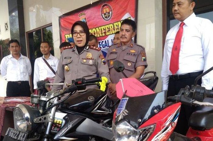 Kapolres Tegal Kota AKBP Siti Rondhijah menunjukan barang bukti satu unit Suzuki Satria FU 150 SCD2 warna merah hitam.