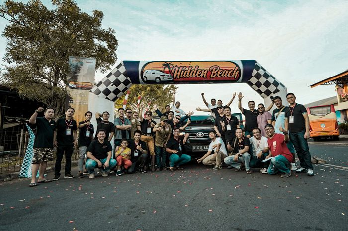 Tim Toyota Fortuner Hidden Beach dan komunitas berfoto bersama