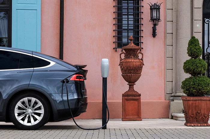 Ilustrasi mengisi daya mobil listrik di rumah