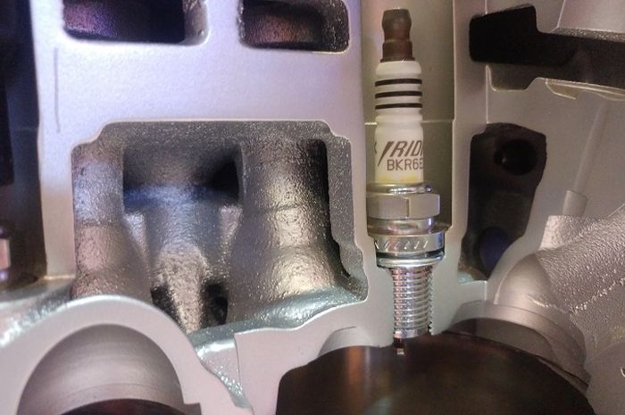 Ulir busi harus sesuai dengan drat di kepala silinder