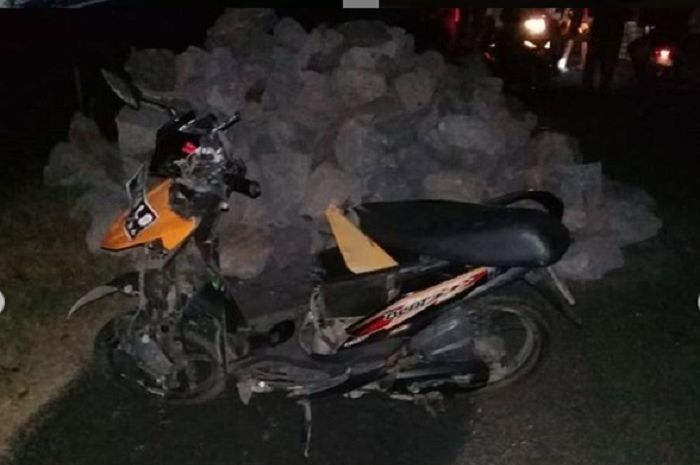 Honda BeAT rusak parah setelah menghantam tumpukan batu