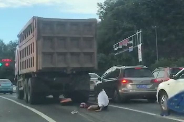 Pemotor yang selamat dari maut usai dirinya hampir terlindas truk