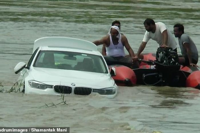 BMW Seri 3 F30 diceburin ke sungai