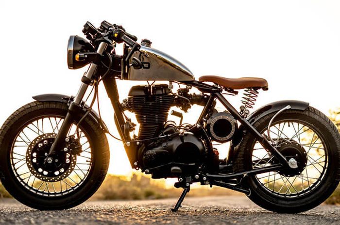 Royal Enfield Classic 350 bergaya bobber garapan AD Customs