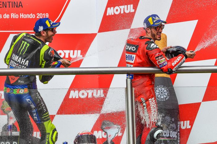 Valentino Rossi dan Andrea Dovizioso merayakan podium finish di MotoGP Argentina