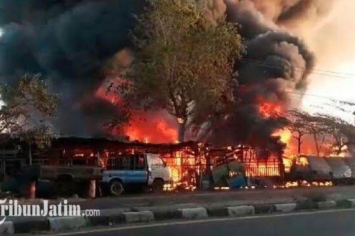 Garasi warga Dusun Wudi Desa Sukoanya terbakar dan menghabiskan enam mobil Selasa (13/8/2019).