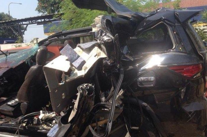 Toyota Fortuner anak bupati Bengkulu Tengah yang kecelakaan beruntun di tol Purbaleunyi