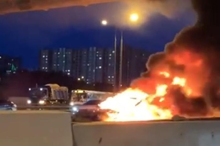 Sebuah Tesla Model 3 terbakar dan meledak di jalan raya Moscow, Rusia