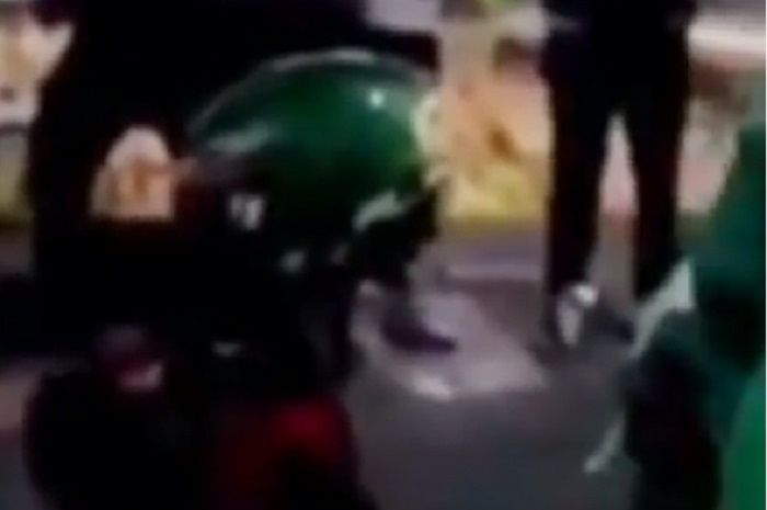 Oknum driver ojol pukul penumpang perempuan karena salah paham.