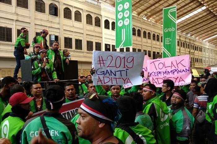 Ratusan driver Gojek melakukan aksi demo di depan Kantor Gojek Medan, Selasa (13/8/2019)
