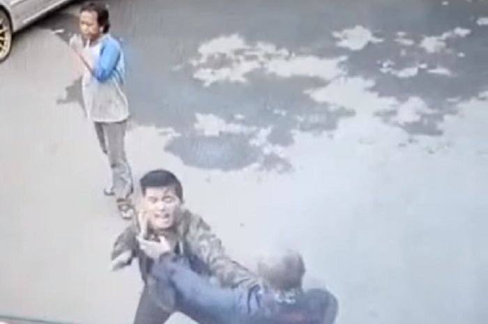 Senggolan, dua pemotor terlibat duel di Bekasi, Jabar.