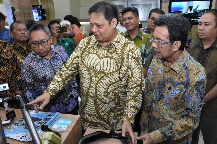Menteri Perindustrian Airlangga Hartarto meninjau stan peserta Pameran Industri Komponen Otomotif 2019 di Jakarta