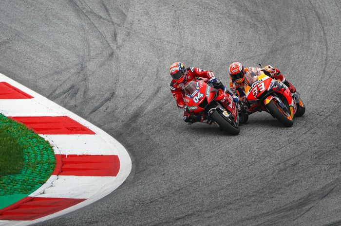 Andrea Divizioso dan Marc Marquez bertarung di tikungan terakhir sirkuit Red Bull Ring, MotoGP Austria 2019 