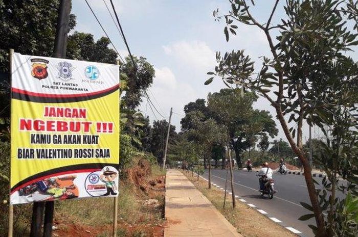 Banner unik larangan ngebut di Jalan Raya Bungursari, Desa Cibungur, Kabupaten Purwakarta.