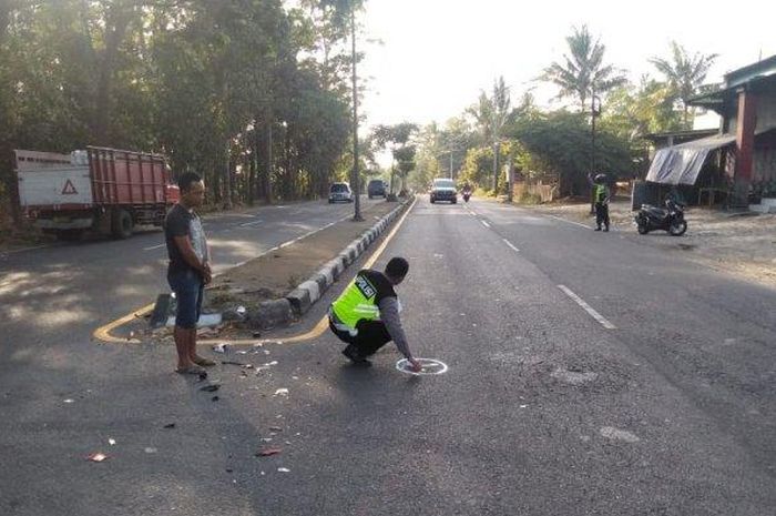 Petugas Satlantas Polres Salatiga olah TKP kecelakaan lalulintas di Jalan Lingkar Salatiga (JLS), Selasa (13/8/2019).