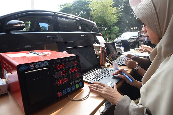 Seorang petugas Dinas Lingkungan Hidup Provinsi DKI Jakarta melakukan uji emisi kendaraan dinas saat peluncuran aplikasi e-Uji Emisi di Balai Kota DKI Jakarta, Selasa (13/8/2019). Pemprov DKI Jakarta meluncurkan aplikasi e-Uji Emisi untuk mempermudah masyarakat melakukan uji emisi kendaraan.