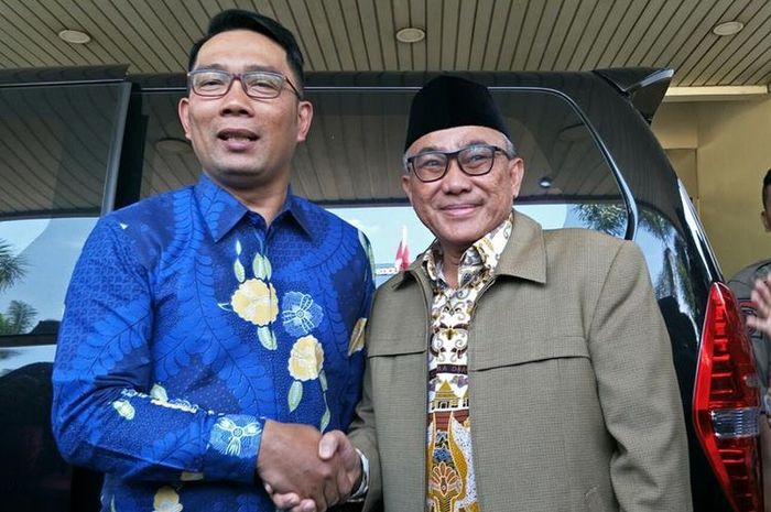 Ridwan Kamil (kiri) Gubernur Jawa Barat bersama Wali Kota Depok Mohammad Idris (kanan) di Balai Kota Depok